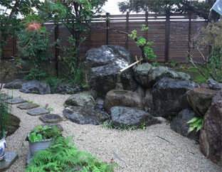 石組、植栽と調和するエコすす竹御簾垣