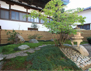 お寺の中庭の背景に溶け込む竹垣
