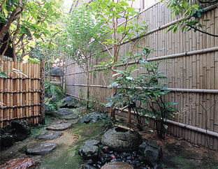 和風庭園へ導く苑路沿いに、趣のある古竹竹垣